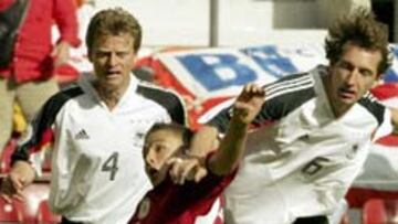 <b>PENALTI. </B>Los centrales alemanes sufrieron de lo lindo frente al delantero Verpakovskis, que fue objeto de dos claros penaltis, uno de ellos escandoloso, y que el árbitro no quiso ver.