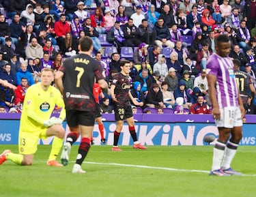 Una lección de acompañar las jugadas y buscar el sitio adecuado para ayudar a sus compañeros en el ataque. Impresicndible para el Sevilla. 