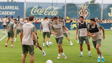 Los jugadores del Villarreal han vuelto a pisar el césped.