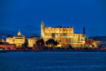 El templo de Palma de Mallorca mide 45 metros de altura en la nave central del templo. 