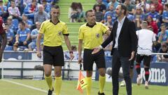 Vicente Moreno charla con los &aacute;rbitros en el partido ante el Getafe.