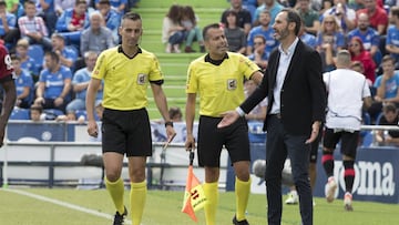 Vicente Moreno charla con los árbitros en el partido ante el Getafe.