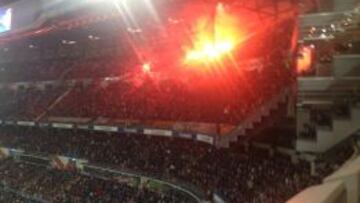 Los seguidores del Galatasaray, con bengalas en la grada