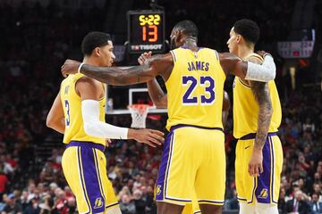 LeBron James debuta con los Lakers con derrota