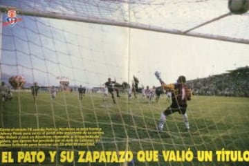 El hist&oacute;rico penal que dio su octava estrella a la U. Foto de la desaparecida revista Don Bal&oacute;n.