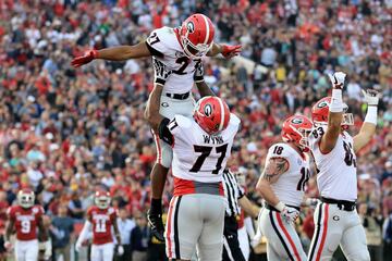 Los jugadores del Georgia Bulldogs Nick Chubb e Isaiah Wynn celebran un touchdown frente a los Oklahoma Sooners.