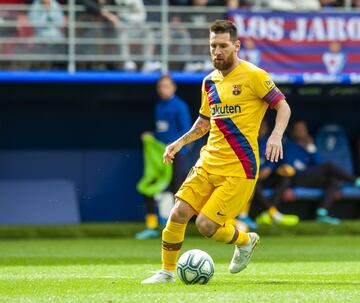 Eibar 0-3 Barcelona | A la contra sentenci¨® el Bar?a. Se plant¨® Messi ante Dmitrovic y en vez de disparar, se la regal¨® a Su¨¢rez, que s¨®lo tuvo que empujarla a porter¨ªa vac¨ªa.