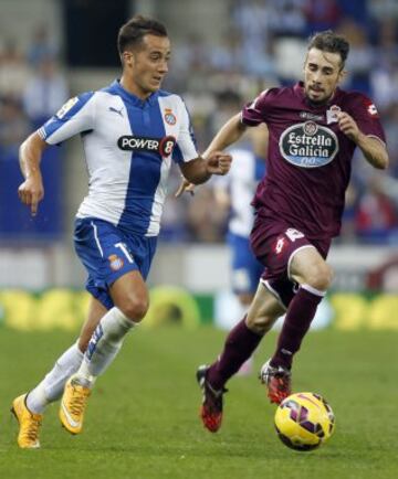 El centrocampista del RCD Espanyol Lucas Vázquez (i) avanza con el balón perseguido por el defensa portugués del Deportivo de La Coruña Luisinho Correia (d), durante el partido de la novena jornada de liga de Primera División disputado esta tarde en el estadio de Cornellá-El Prat. 