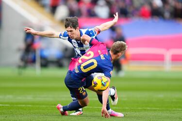 Jugada de la falta de Aritz Gabilondo a Dani Olmo. 
