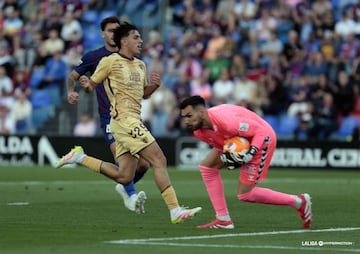 El portero asturiano fue determinante para que su equipo siga teniendo aspiraciones de salvarse. En el minuto 6 sac¨® un pie magistral para que el M¨¢laga se adelantara.