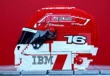 Réplica en LEGO del casco de Charles Leclerc, de Mónaco y la Scuderia Ferrari, durante las previas del Gran Premio de Australia de F1 en el Circuito Albert Park.