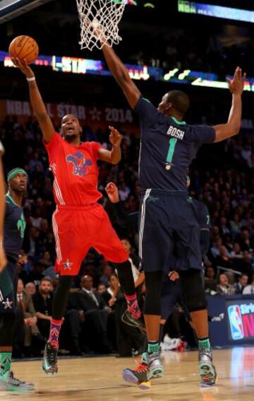 Bosh intenta taponar a Durant.