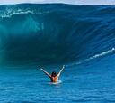 El surfista Kauli Vaast surca las olas en Tahití