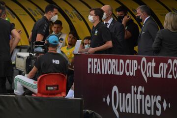 Lionel Scaloni habla con los miembros del Servicio Nacional de Salud de Brasil.