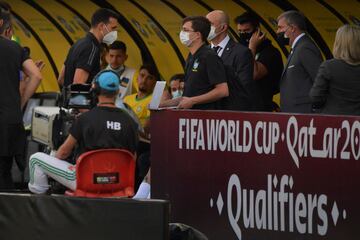 Lionel Scaloni habla con los miembros del Servicio Nacional de Salud de Brasil. 