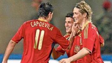 <b>TRIGOLEADOR. </b>Capdevila y Fernando Torres felicitan a Villa, autor ayer de los tres primeros goles de la Selección que le acercan a Hierro en la clasificación histórica.