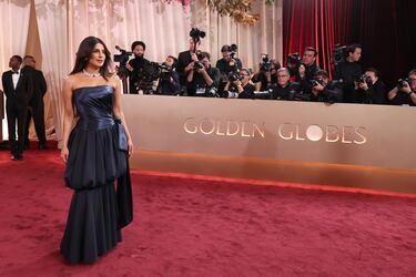 Priyanka Chopra posa en la alfombra roja de la 83.ª edición de los Globos de Oro, celebrada en el Beverly Hilton.