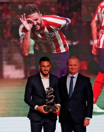 Koke, jugador del Atlético de Madrid, recibe el galardón que le entrega Leopoldo Satrústegui, director general de Hyundai.