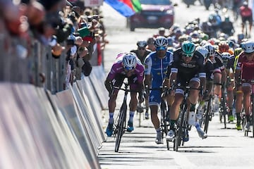 El ciclista del Quick Step Fernando Gaviria ganó la etapa 13 de la edición centenario del Giro de Italia y se convierte en el primer colombiano en ganar cuatro etapas en una vuelta grande.