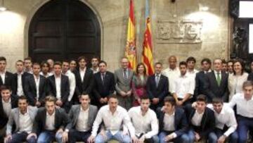 La plantilla fue recibida ayer por el presidente de la Generalitat Alberto Fabra.