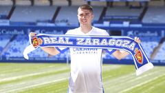 Luca Zanimacchia posa con una bufanda del Real Zaragoza en su presentaci&oacute;n en La Romareda.