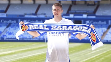 Luca Zanimacchia posa con una bufanda del Real Zaragoza en su presentaci&oacute;n en La Romareda.