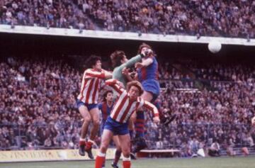 29 de abril de 1979. Artola despeja entre Migueli, Leivinha y Rubén Cano. El resultado final fue 1-1.