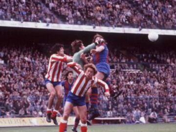 29 de abril de 1979. Artola despeja entre Migueli, Leivinha y Rubén Cano. El resultado final fue 1-1.