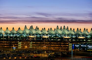 Su mayor atractivo es su aspecto exterior. Su arquitecto, Curtis Frentiss, logró mediante el uso de carpas de teflón que este lugar se alejase de la idea convencional de cómo debe ser un aeropuerto.