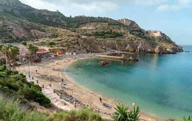 A pocos kilómetros de Cartagena, aunque aislada, la Cala Cortina presenta habitualmente un alto grado de ocupación. Está dotada de buenos equipamientos, y posee un Paseo Marítimo por el que dar agradables paseos que da acceso a la otra cala de menores dimensiones. Es una de las playas mejor valoradas en España.