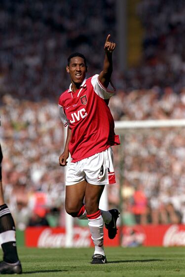 El exdelantero francés vistió la camiseta del equipo inglés entre 1997 y 1999. En total disputó 90 partidos en los que marcó 28 goles y dio 14 asistencias. En su palmarés cuenta con una Premier League, una FA Cup y una Charity Shield. 