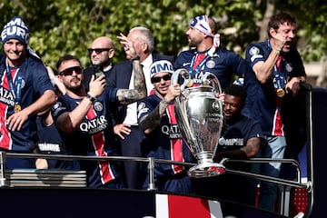 Los parisinos celebran por todo lo alto la Champions del PSG. Cientos de personas esperan el autobús de su equipo para festejar con ellos su primera Champions League. Lucas Hernández con el trofeo.