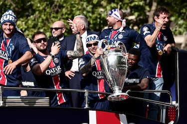 Los parisinos celebran por todo lo alto la Champions del PSG. Cientos de personas esperan el autobús de su equipo para festejar con ellos su primera Champions League. Lucas Hernández con el trofeo.