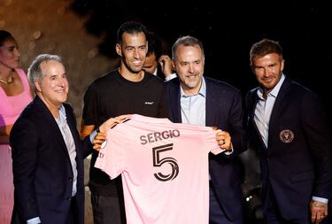 El excapitán del Barcelona fue presentado ante la afición de Inter Miami y recibió la camiseta del equipo con el que lucirá el número 5.
