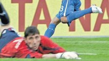 <b>EL REMATE. </b>Este derechazo cruzado de Alves que supero a Abbondanzieri supuso el 3-0 y la sentencia definitiva para Argentina.