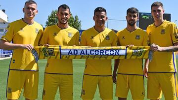 El Alcorcón presenta sus últimos cinco fichajes