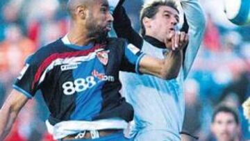 <b>SIN GOLES. </b>Kanouté no encontró la vía para incrementar su cuenta goleadora. No tuvo fortuna ni el apoyo del resto de los delanteros.