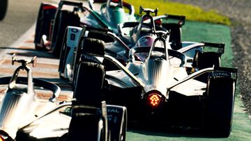 Coches de F&oacute;rmula E en el test de Valencia.