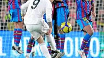 <b>EL FUSIL DE CRISTIANO. </b>El luso está recuperado y ayer se atrevió con las faltas. En el 11' lanzó esta, que dio en la barrera. Cristiano reclamó mano.