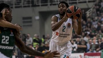 PAN01. ATENAS (GRECIA), 17/04/2018. Chasson Randle del Real Madrid durante un partido de baloncesto de la Euroliga entre el Panathinaikos Superfoods y el Real Madrid hoy, martes 17 de abril de 2018, en el Olympic Indoor Hall de Atenas (Grecia). EFE/PANAGIOTIS MOSCHANDREOU