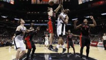 Kawhi Leonard (2) frente a Tyler Hansbrough (50).