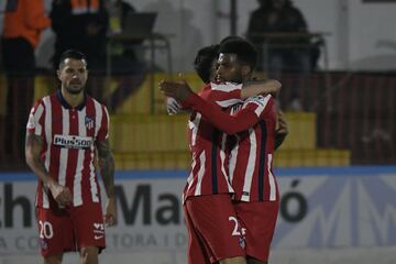 Los jugadores del Atl¨¦tico de Madrid celebrando el gol 0-1 de Lemar