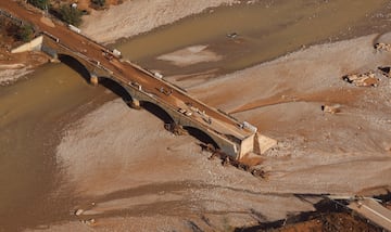 Vista aérea que muestra a varias personas caminando en un área afectada por las inundaciones cerca de Valencia.