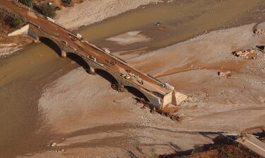 Vista aérea que muestra a varias personas caminando en un área afectada por las inundaciones cerca de Valencia.