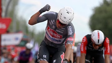 Jasper Philipsen celebra su victoria en Guijuelo, con Jenthe Biermans, que fue cuarto, al fondo.