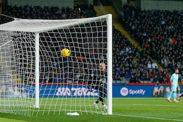 1-0. Lamine Yama  se interna dentro del área del Mallorca y saca un zurdado a la escuadra derecha de Rajkovic.