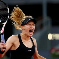 Bouchard stuns Sharapova to set up Kerber clash, Pliskova out