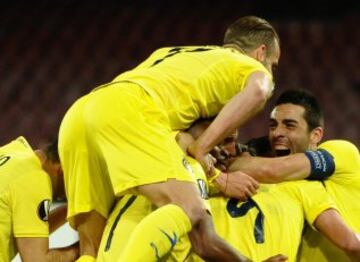 Jugadores de Villarreal celebran después de anotar un gol, durante un partido por la Liga Europa entre el Nápoles y el Villarreal.