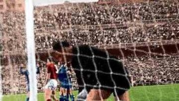 <b>YASHIN, IMPOTENTE. </b>El portero soviético recoge el balón de dentro de su portería. Marcelino acababa de marcar el 2-1.