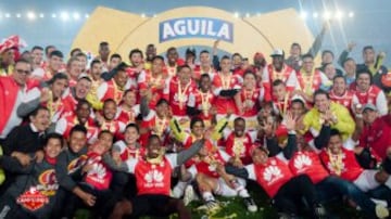 Independiente de Santa Fe - El equipo 'cardenal' coronó un año lleno de polémicas con un título a nivel nacional. Derrotó a Deportes Tolima en la definición.